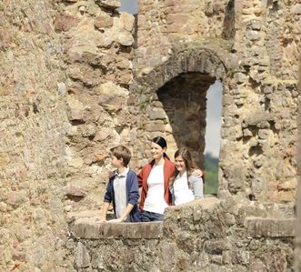 Besucher stehen in der Ruine des Renaissanceschlosses der Hochburg bei Emmendingen