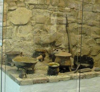 Detail der Küchenecke in der Ausstellung im Gewölbekeller der Hochburg bei Emmendingen