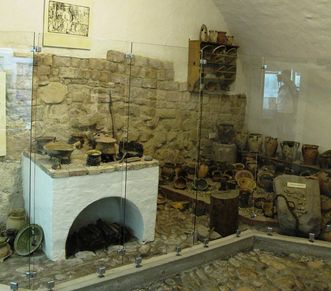 Die Küchenecke im Museum der Hochburg bei Emmendingen im einstigen Vorratskeller