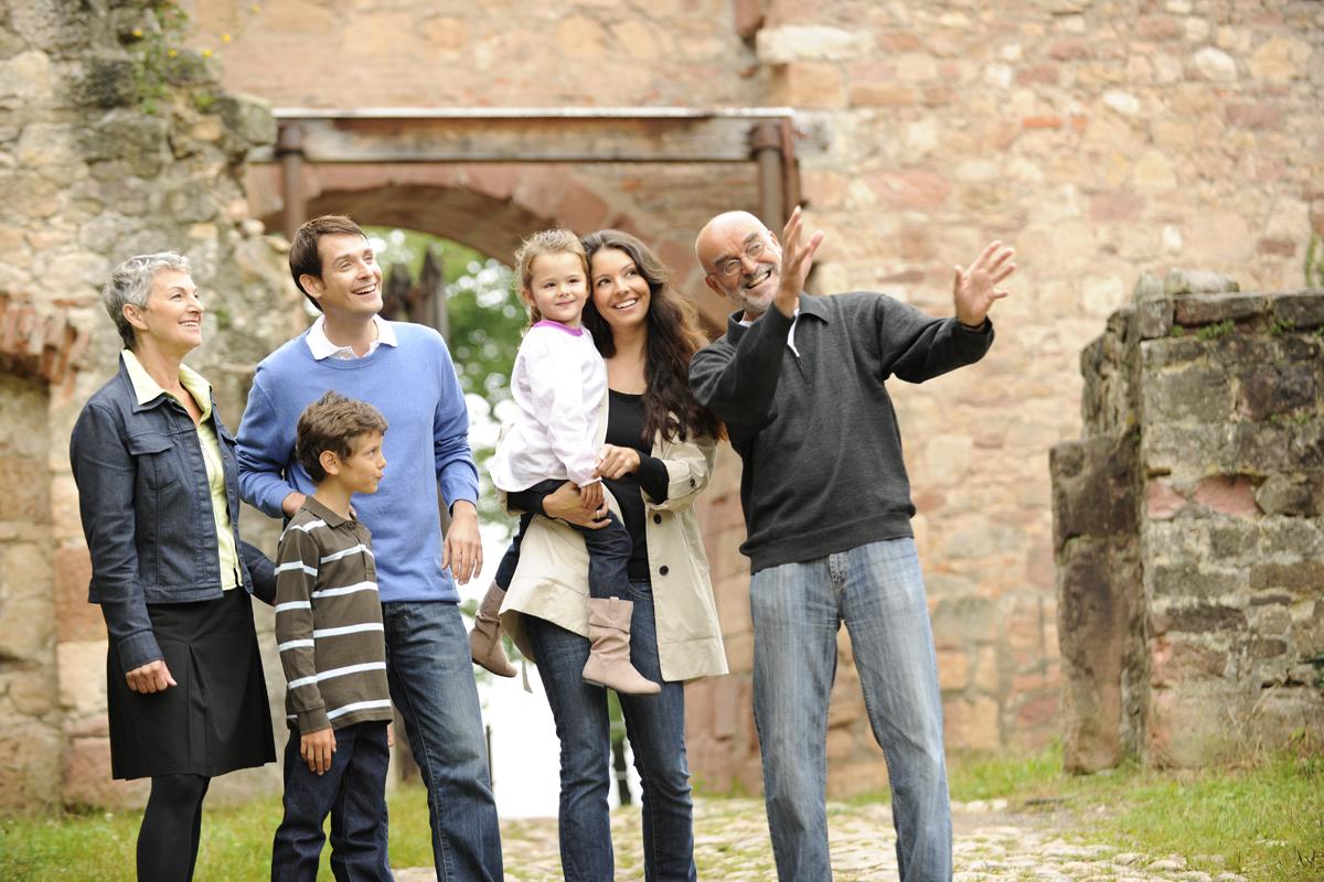 Besucher in der Festungsanlage der Hochburg bei Emmendingen