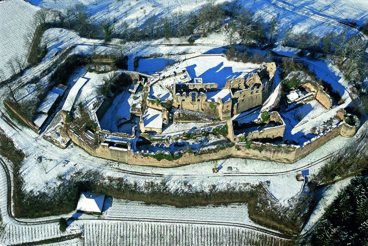 Luftansicht der Hochburg bei Emmendingen von Osten mit äußerem Wall und Bastionen: Foto: Staatliche Schlösser und Gärten Baden-Württemberg, Arnim Weischer