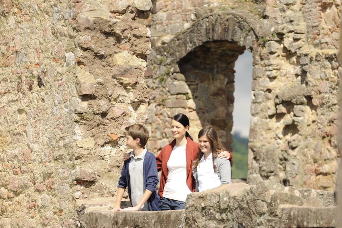 Besucher genießen den Ausblick von der Hochburg bei Emmendingen