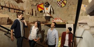 Besucher auf der Treppe zum Burgmuseum
