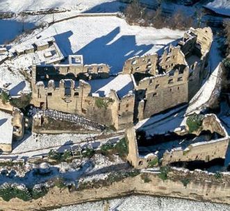 Luftansicht der Hochburg bei Emmendingen mit Palas und Mauern