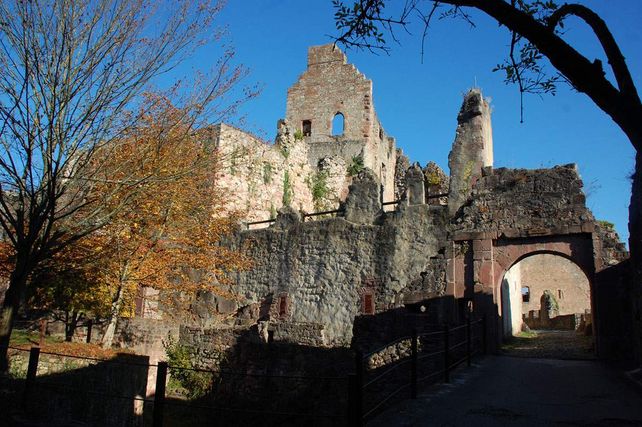 Hochburg Castle, View of the palace gate