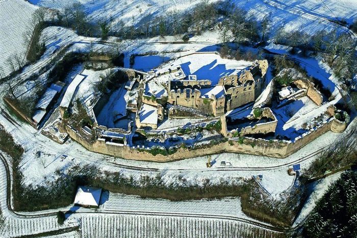 Luftansicht der Hochburg bei Emmendingen von Osten mit äußerem Wall und Bastionen: Foto: Staatliche Schlösser und Gärten Baden-Württemberg, Arnim Weischer