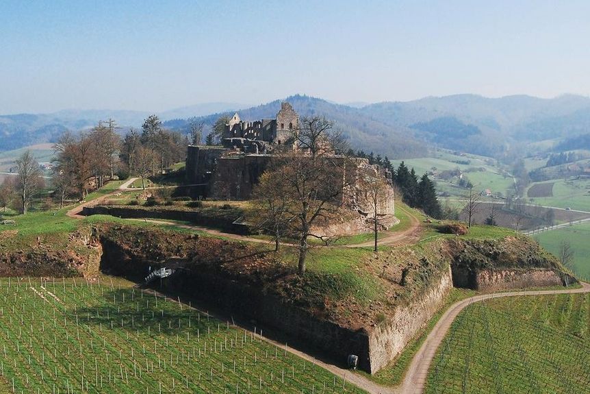 Luftansicht der Hochburg bei Emmendingen