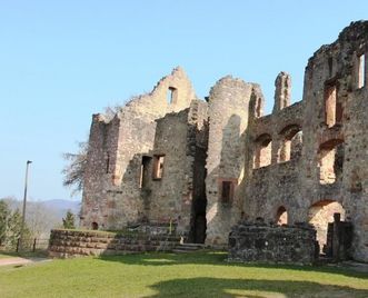 Reste des zweiten Bergfrieds am Nordende der Oberburg der Hochburg bei Emmendingen