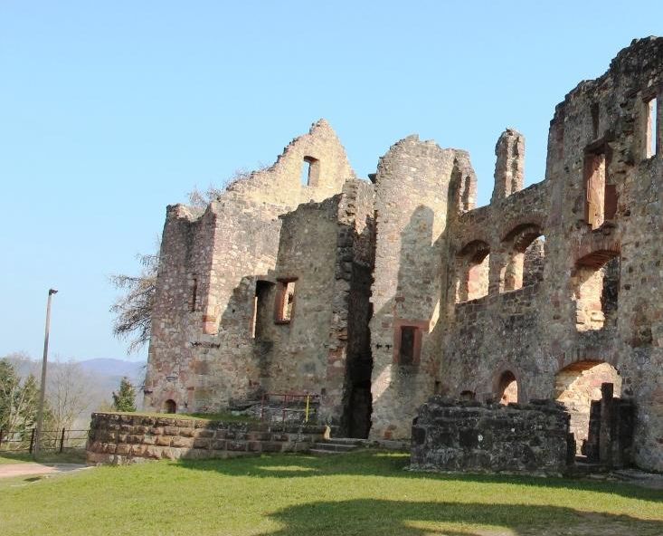 Reste des zweiten Bergfrieds am Nordende der Oberburg der Hochburg bei Emmendingen