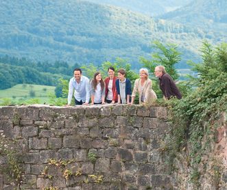 Besucher an einer Mauer der Hochburg bei Emmendingen