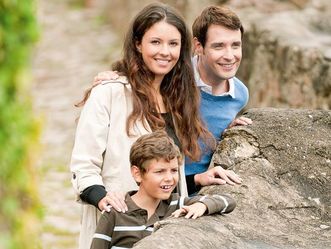 Junge Familie bei Burgbesuch