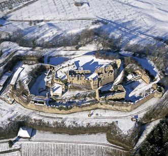 Luftansicht der Hochburg bei Emmendingen von Osten mit äußerem Wall und Bastionen