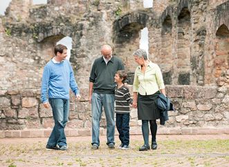 Besucher in der Ruine